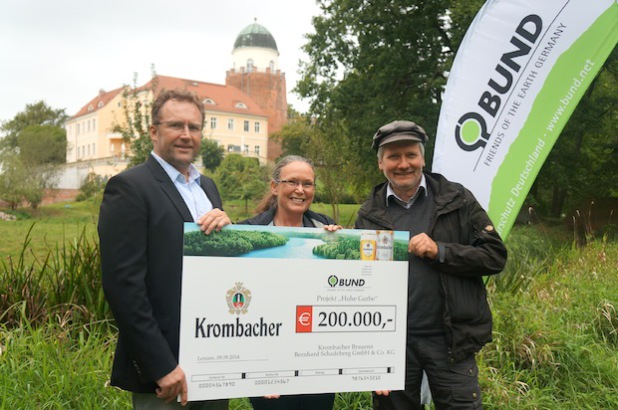 Wolfgang Schötz (Leiter Vertriebsmarketing der Krombacher Brauerei) übergibt den symbolischen Spendenscheck in Höhe von 200.000 Euro an Dr. Christine Kehl (Foto:  Krombacher Brauerei  Bernhard Schadeberg GmbH & Co. KG).