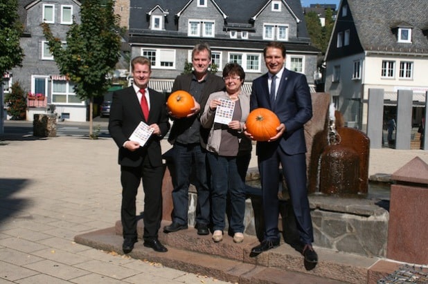 Henning Stern von der Sparkasse Burbach-Neunkirchen, Umweltberater Matthias Jung und Jutta Capito, die beiden Organisatoren, sowie Bürgermeister Bernhard Baumann freuen sich auf den 17. Bauern- und Ökomarkt in Neunkirchen (Foto: Gemeinde Neunkirchen).