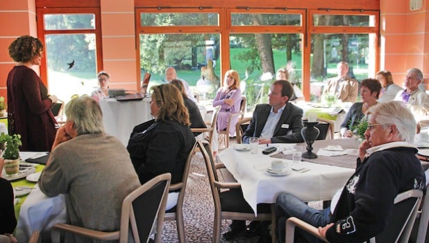 Stephanie Schmitt-Rodermund (l.) von boerde-design.de zeigte anschaulich auf, wie wichtig eine eigene Internet-Präsenz ist und gab viele Tipps zur Seitenpflege und Anpassung an mobile Endgeräte (Foto: wfg Kreis Soest GmbH).