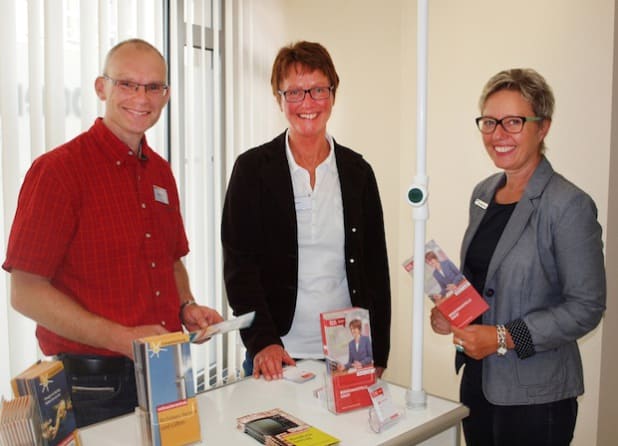 Sie sind Ansprechpartner für die Kunden des Jobcenters (von links): Holger Okken (Verbraucherberater in Soest), Hilde Becker (Leiterin der Verbraucherzentrale) und Ulrike Wengert-Neuhaus (Standortleiterin AHA Werl) - Foto: Lena Strutz/Jobcenter AHA.