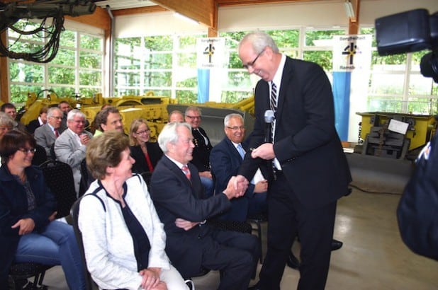 Nach 40 Jahren die Schulden bezahlt: Der damalige Amtsdirektor des Amtes Bestwig, Werner Vorderwülbecke, freute sich sehr über den Ausbeutetaler, den ihm Bürgermeister Ralf Péus überreichte - Foto: Gemeinde Bestwig.