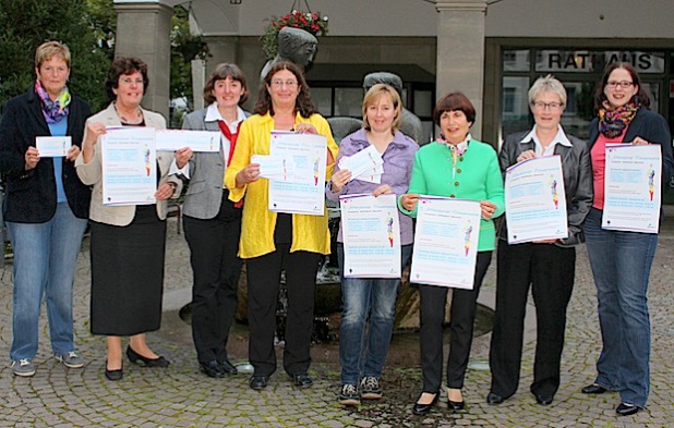 Die Frauen der CDU, SPD, UWG und FDP sowie die Gleichstellungsbeauftragte der Hansestadt Attendorn, Marion Terschlüsen, freuen sich auf eine gut besuchte Frauenmesse (Foto: Hansestadt Attendorn).