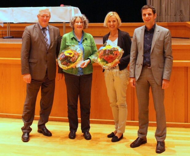 Drolshagens Bürgermeister Theo Hilchenbach (l.) und Attendorns Bürgermeister Christian Pospischil (r.) überreichten den Gewinnern des Namenswettbewerbs, Roswitha Kirsch-Stracke (2. v.l.) und Kerstin Rinscheid, auch stellvertretend für Arndt Kirchhoff, einen Gutschein für einen Rundflug über die LEADER-Region (Quelle: Hansestadt Attendorn).