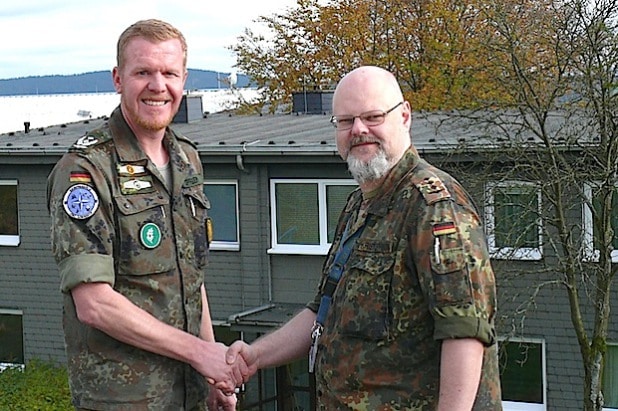 Im Rahmen eines Appells überreichte der Leiter der Einsatzgruppe des Einsatzführungsbereichs 2, Oberstleutnant Andreas Springer (l.), an Hauptmann Sven Kristophson (r.) kürzlich eine Dankurkunde und würdigte seine Leistung im Zusammenhang mit dem 2500. Abfangeinsatz (Foto: Einsatzführungsbereich 2/Luftwaffe).