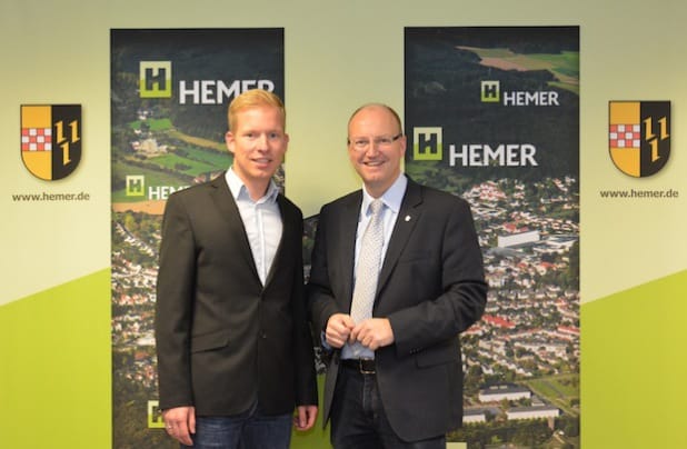 Bürgermeister Michael Esken (r.) gratuliert Christian Schweitzer zur Wahl als Amtsleiter (Foto: Stadt Hemer).