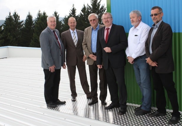 Überzeugten sich von der Dachsanierung auf der Wasseraufbereitungsanlage Erbscheid (von links): Andreas Sprenger, Kreisdirektor Theo Melcher, der frühere KWO-Leiter Udo Horn, Landrat Frank Beckehoff, Rolf Schöpf und Joachim Jantke (Foto: Kreis Olpe).