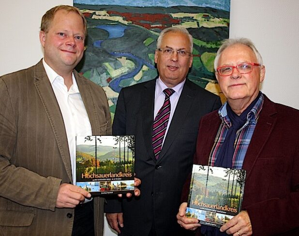 Fotograf und Autor Joachim Nierhoff (r.) und Markus Holzhauer vom Sutton-Verlag (l.) überreichten Landrat Dr. Karl Schneider (M.) die ersten druckfrischen Exemplare des Bildbandes „Hochsauerlandkreis – Die schönsten Seiten“ (Foto: Pressestelle Hochsauerlandkreis).