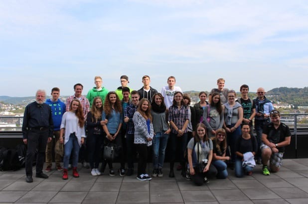 Auf der Dachterrasse des Kreishauses stellten sich die Gäste aus Danzig noch gemeinsam mit dem stellvertretenden Landrat Karl-Ludwig Bade (links) und den Lehrern zum gemeinsamen Erinnerungsfoto auf (Foto: Kreis Siegen-Wittgenstein).