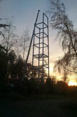 Das Stahlskelett des Möhneseeturms hat die Höhe der Aussichtsplattform erreicht, nicht mehr viel fehlt bis zu den kompletten 35 Metern (Foto: Michael Matysiak/Naturpark Arnsberger Wald).