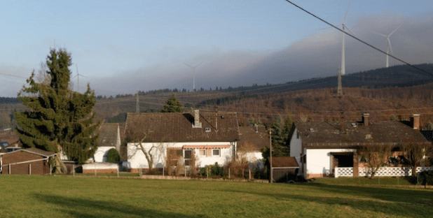 So könnte der Blick von der Oberstraße in Neunkirchens Ortsteil Wiederstein aussehen, wenn die zur Zeit geplanten Vorrangzonen umgesetzt würden (Foto: Gemeinde Neunkirchen).