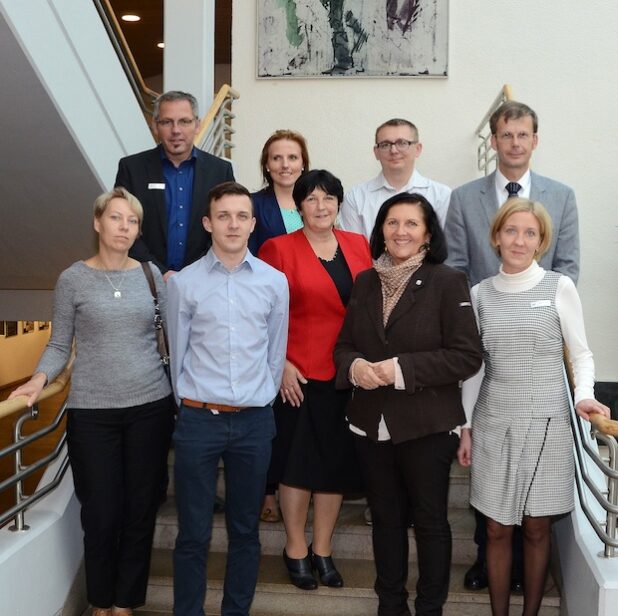 Landrätin Eva Irrgang (vorne, 2. v.r.) empfing Diana Manka, Adam Cziba, Zofia Zuzia, Bernadetta Kaluza (vorne, v.l.) und Joanna Palus (hinten, 2. v.l.) aus dem Partnerkreis Strzelce Opolskie. Mit dabei waren Jürgen Bornemann, Abteilungsleiter Büro der Landrätin, Janus Malecki, Kreisjugendamt, als Übersetzer und Michael Joswig, Abteilungsleiter Bauen, Wohnen und Immissionsschutz des Kreises Soest (hinten, v.l.) - Foto: Franca Großevollmer/Kreis Soest.