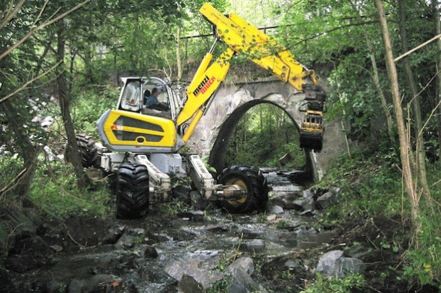 Mit einem Schreitbagger brachte die Gemeinde Wilnsdorf einen großen Abschnitt des Wildenbachs zurück zu seinem ursprünglichen Zustand (Foto: Gemeinde Wilnsdorf).