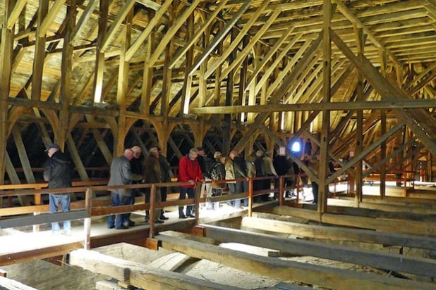 Der riesige Dachraum über dem Kirchenschiff ist ein faszinierender Anblick und zeugt von der hohen Baukunst des 14. Jahrhunderts (Foto: Anja Heymann).