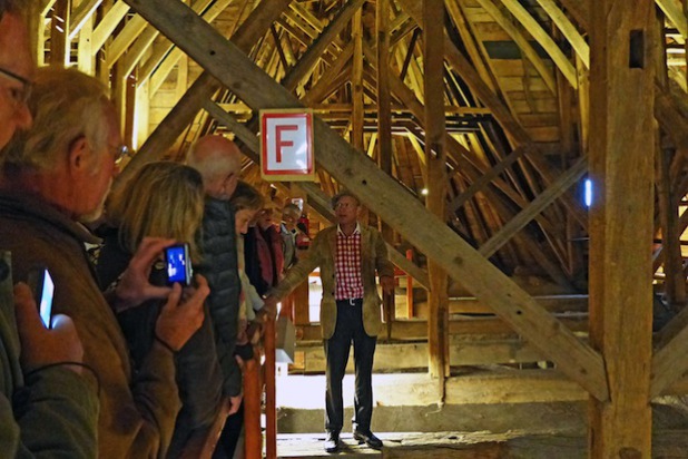 Jürgen Prigl erläutert den staunenden Zuhörern die Kirchenbaukunst des 14. Jahrhunderts (Foto: Anja Heymann).