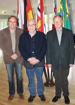 Manfred Kattenborn (links) und Manfred Linke (rechts) dankten dem scheidenden Gruppensprecher Peter Lindner für sein langjähriges Engagement (Foto: Kreis Olpe).