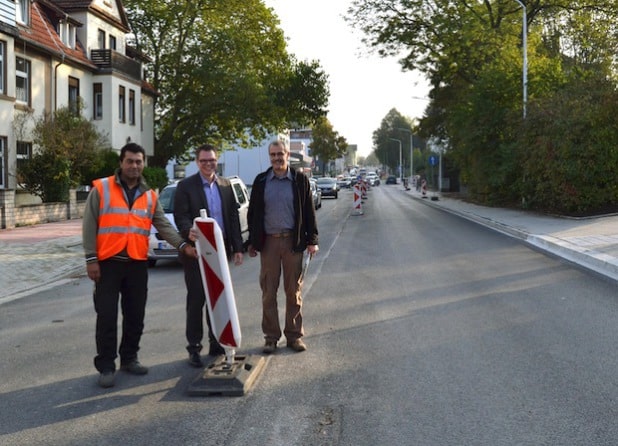 Freie Fahrt auf der Westfalenstraße zwischen Hilbornstraße und Schulstraße gaben am Mittwoch, 1. Oktober, Yussuf Kaya von der Firma Eurovia, Bauressortleiter Mike Janke und der städtische Bauleiter Alexander Sprung (v.l.) - Foto: Stadt Iserlohn.