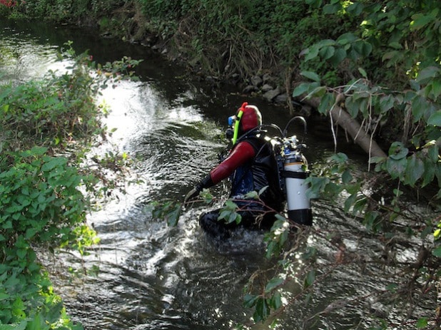 Mit einem Tauchgang wurde dem Salzbach auf den Grund gegangen (Foto: Lara-Marie Borggräfe/Kreis Soest).