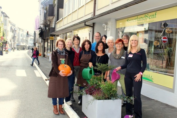 Mehr als zwanzig Blumenkübel zieren die Ennester und Niederste Straße im Bereich der Einbahnstraße. Einige Händler der Ennester Straße haben die Initiative der Stadt bereits genutzt und den Raum vor ihren Ladenlokalen mit eigenen Gestaltungselementen zusätzlich verschönert (Foto: Hansestadt Attendorn).