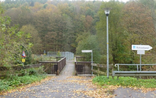 Aufgrund von Sanierungsarbeiten muss eine der beiden Brücken an der Bahnstraße im Attendorner Ortsteil Kraghammer ab Montag, 27. Oktober 2014, bis voraussichtlich Donnerstag, 30. Oktober 2014, gesperrt werden (Foto: Hansestadt Attendorn).