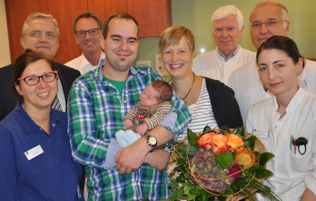 Im Vordergrund (von links nach rechts): Karin Hornischer, Stationsleiterin, Gisbert und Andrea Sprenger mit Lennard sowie Dr. Canan Dogan, Oberärztin der Klinik für Frauenheilkunde und Geburtshilfe. Im Hintergrund (von links nach rechts): Werner Kemper, Sprecher der Geschäftsführung Klinikum Arnsberg, Dr. Norbert Peters, Chefarzt der Klinik für Frauenheilkunde und Geburtshilfe, Dr. Martin Bredendiek, Ärztlicher Direktor Klinikum Arnsberg und Chefarzt der Klinik für Anästhesie und Intensivmedizin, sowie Dr. Martin Rey, Chefarzt der Klinik für Kinder und Jugendmedizin (Foto: Klinikum Arnsberg GmbH).