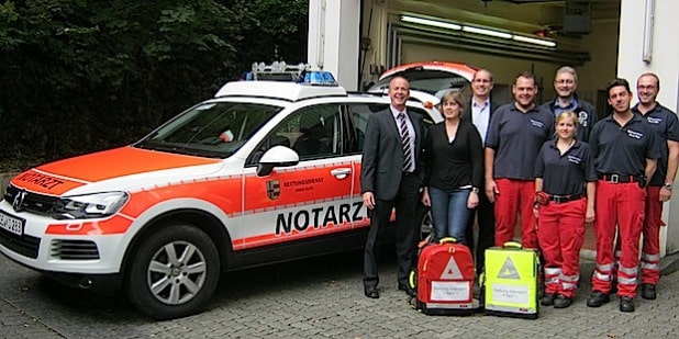 Kreisdirektor Theo Melcher (links) übergab das neue NEF an Daniela Schröder, die Leiterin der Rettungswache Attendorn. Mit dabei (von links): Holger Neumann, Ärztlicher Leiter des Rettungsdienstes, Rettungsassistent Jörg Köster, Fachdienstleiter Frank Japes, Rettungsassistentin Miriam Gerlach sowie die Rettungsassistenten Pascal Knuth und Stefan Vogt (Foto: Kreis Olpe).