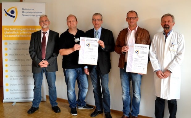 V.l.n.r.: Dr. Reinhard Schröder (Ärztlicher Direktor St. Josefs-Hospital, Lennestadt), Tobias Quast (Stv. Pflegedienstleitung St. Martinus-Hospital, Olpe), Matthias Menke (Pflegedienstleitung St. Josefs-Hospital, Lennestadt), Volker Knie (Qualitätsmanagementbeauftragter der Hospitalgesellschaft) und Dr. Reinhard Hunold (Ärztlicher Direktor St. Martinus-Hospital, Olpe) - Foto: Katholische Hospitalgesellschaft Südwestfalen gGmbH.