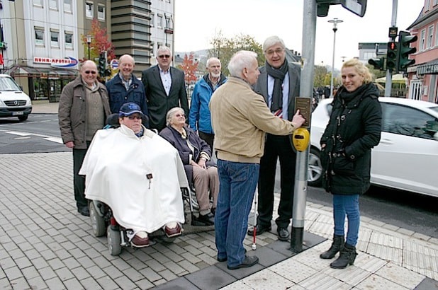 Vertreter der Behinderten-Interessenvertretung stellten gemeinsam mit Bürgermeister Uli Hess und dem Künstler Klaus Sauerwald die neuen Blindenhinweistafeln am Ruhrplatz vor (Foto: Stadt Meschede).