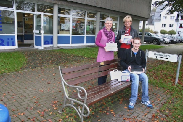 W-LAN als neues Angebot der Stadtbücherei Meschede (v.l.): Büchereileiterin Gisela Fildhaut, Fachbereichsleiterin Gisela Bartsch und Büchereimitarbeiter Patrick Katzer (Foto: Stadt Meschede).