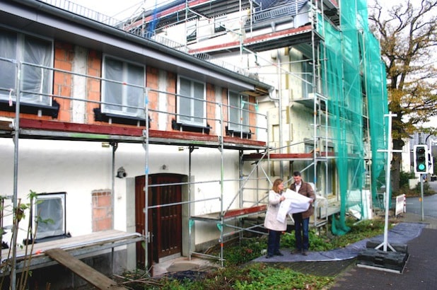 Hubertus Schemme und Elisabeth Lichter auf der Baustelle „Martin-Luther-Schule“ (Foto: Stadt Meschede).