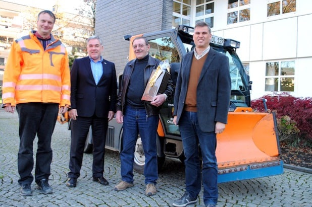 Ein Dankeschön an Norbert Senge (2. v.r.) für mehr als vier Jahrzehnte engagierten Winterdienst-Einsatz (v.l.): Bernd Pape, Bürgermeister Wolfgang Fischer und Thomas Rösen (Foto: Stadt Olsberg).