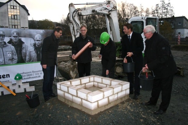 Architekt Markus Stark, Dr. med. Michael Prinz, Stephan Hundhausen, Bürgermeister Bernhard Baumann und der Investor Walter Hess (von links) bei der Grundsteinlegung im Bitzegarten (Foto: Gemeinde Neunkirchen).