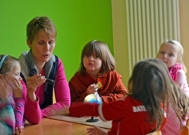 Kleine Wissenschaftler des St. Marien-Kindergartens in Lippetal-Lippborg mit Dr. Vera Romberg-Forkert von Science Lab e.V. in Lippstadt (Foto: Anja Besse/Kreis Soest).