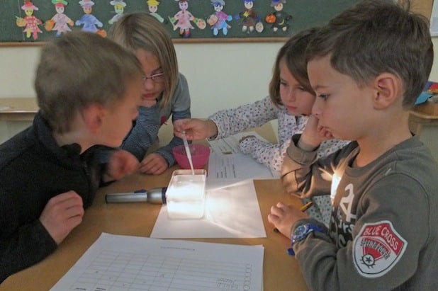 Schülerinnen und Schüler der Petri-Grundschule in Soest verfolgen gespannt den Versuchsverlauf (Foto: Achim Schmacks/Kreis Soest).