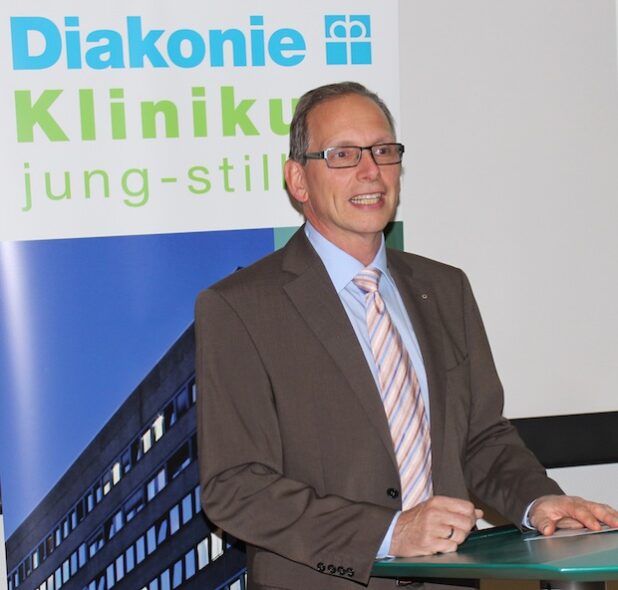 Chirurg Dr. Andreas Müller referierte im Hörsaal des Diakonie Klinikums Jung-Stilling in Siegen vor mehr als 100 Zuhörern über Ausstülpungen des Dickdarms (Foto: Diakonie in Südwestfalen gGmbH).