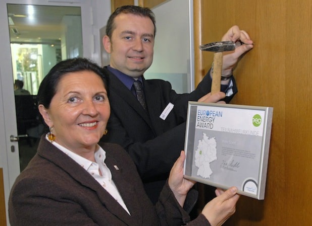 Landrätin Eva Irrgang und Klimaschutzmanager Frank Hockelmann brachten im Kreishaus-Foyer die Urkunde an, mit der die Teilnahme am European Energy Award bescheinigt wird (Foto: Wilhelm Müschenborn/Kreis Soest).