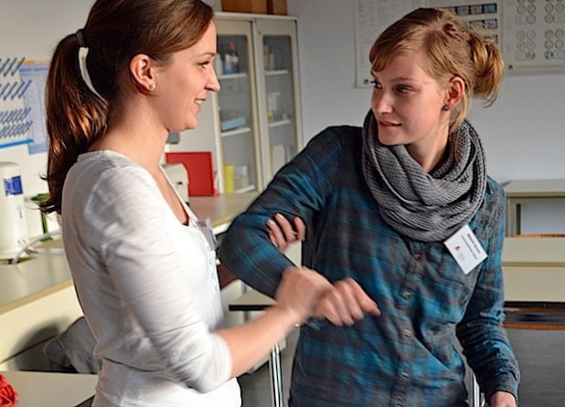 Teilnehmerinnen trainieren Haltungen und Handgriffe im Workshop „Intervention und Selbstschutz“ (Foto: Achim Schmacks/Kreis Soest).