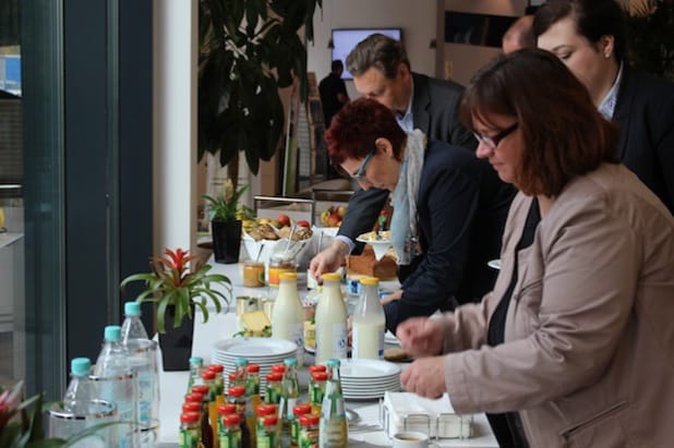 Fachleute der Gesundheitsbranche und Firmenvertreter bedienen sich am reichhaltigen Frühstücksbuffet (Foto:  Diakonie in Südwestfalen gGmbH).