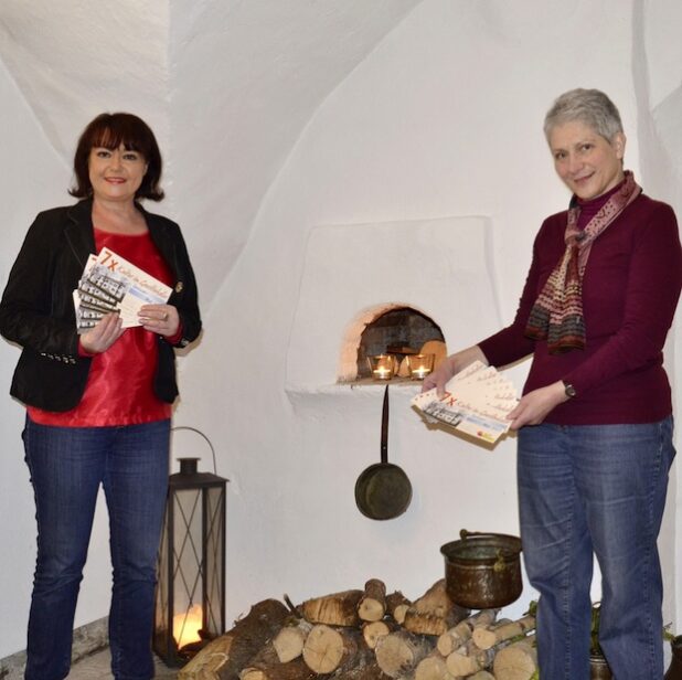 Susanne Manasterni, Pressesprecherin des Fördervereins Haus Letmathe (l.), und Christa Volkmann, Leiterin der Bücherei-Zweigstelle Letmathe, laden herzlich ein zu den Kulturveranstaltungen des kommenden Frühjahrs im Gewölbekeller von Haus Letmathe (Foto: Stadt Iserlohn).