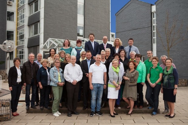 Auf dem Rathausplatz – dort, wo am 20. Dezember der 2. Brunnenzauber an den Start gehen soll – haben sich die Mitglieder der Aktionsgemeinschaft ProKunde Neunkirchen (PKN) zusammengefunden (Foto: Gemeinde Neunkirchen).