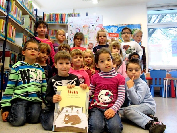 Begeistert ließen sich die Schulkinder des Kindergartens St. Walburga mit in die Welt der Bücher entführen (Foto: Stadtbücherei Meschede).