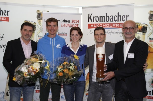 Dr. Franz-J. Weihrauch von der Krombacher Brauerei (r.) und Frank Lebert von der Deutschen Leichtathletik Marketing GmbH (l.) zeichneten Arne Gabius, Antje Möldner-Schmidt und Rudi Schmidt als „Läufer des Jahres“ aus (Foto:  Krombacher Brauerei Bernhard Schadeberg GmbH & Co. KG).