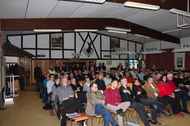 Der Auftakt in der Schützenhalle Sporke (Foto: Stadt Lennestadt).