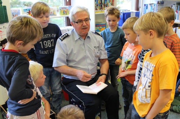 Buch statt Blaulicht: Polizeihauptkommissar Otto unterstützte die Wilnsdorfer Bibliothek in der Leseförderung für Jungen (Foto: Gemeinde Wilnsdorf).