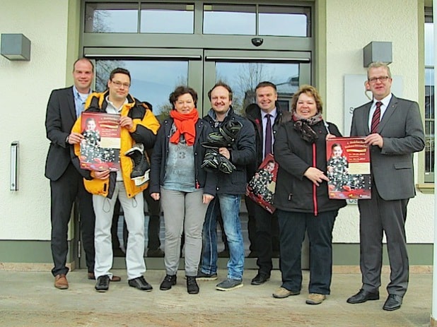 Auf dem Bild v.l.n.r.: Freuen sich auf den Weihnachtszauber mit Eisbahn: Frank Linnekugel (Wirtschaftsförderer Stadt Medebach), Stephan Kortus, Elisabeth Lefarth, Dennis Scheuermann (alle Gewerbe- und Verkehrsverein Medebach e.V.), Bürgermeister Thomas Grosche, Anne Hammecke (Gewerbe- und Verkehrsverein Medebach e.V.) und Stephan Gerbracht (Sparkasse Hochsauerland) - Foto: Hansestadt Medebach.