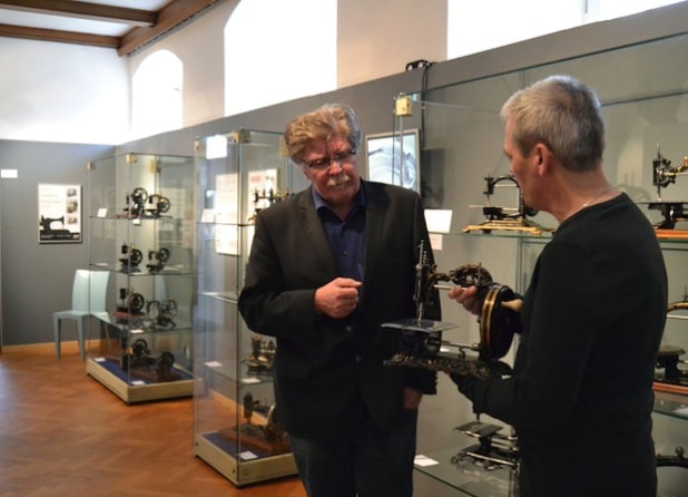 Museumsleiter Gerd Schäfer (l.) und Marco Trapp präsentieren historische Nähmaschinen (Foto: Stadt Iserlohn)