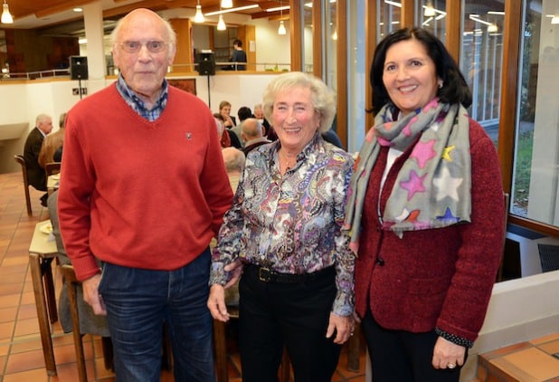 Beim Treffen der ehemaligen Mitarbeiter im Kreishaus begrüßte Landrätin Eva Irrgang (r.) die älteste Teilnehmerin und den ältesten Teilnehmer. Es waren (v.l.) Wolfgang Schorlemer (88) und Ingrid Asseburg (83), beide aus Soest (Foto: Thomas Weinstock/Kreis Soest).