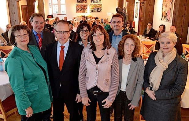 Informierten über das Thema „Wenn aus Beschäftigten pflegend Beschäftigte werden“ (v.l.): Irmgard Soldat, Georg Oberkötter, Professor Dr. Volker Verch, Gudrun Hengst, Ursula Rode-Schäffer, Uwe Brinker, Claudia Sterthoff und Andrea Lameck (Foto: Wilhelm Müschenborn/Kreis Soest).