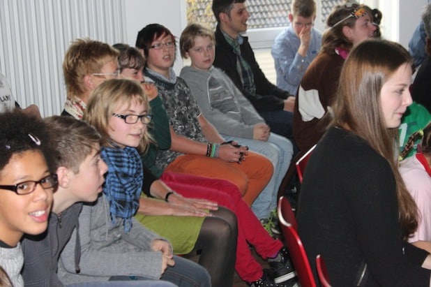 Schülerinnen und Schüler der Kardinal-von-Galen-Schule zeigten ihre Begeisterung für die vollständig modernisierte Schule in Eslohe. Dort ist sie seit fast 40 Jahren ansässig (Foto: Pressestelle Hochsauerlandkreis).