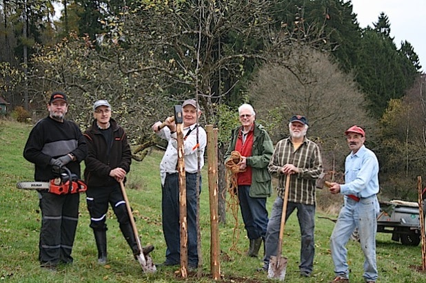 Auf der Streuobstwiese in Neunkirchens Ortsteil Wiederstein wurden jetzt Bäume nachgepflanzt. Die Wiese ist nach Süden ausgerichtet, damit Blätter und Blüten durch Wind und Sonne trocknen können. Das engagierte Pflanzteam setzte sich aus fünf Mitgliedern des Heimatvereins Wiederstein – darunter Norman Hartley (2. von rechts) - und dem Pomologen Theo Morgenschweis (3. von rechts) zusammen (Foto: Gemeinde Neunkirchen). 