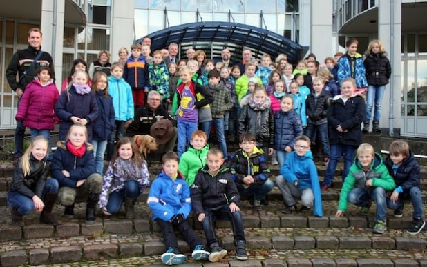 Die Schülerinnen und Schüler der Hauptpreis-Gewinnerklassen vor dem Kreishaus Meschede mit den Organisatoren (Foto: Pressestelle Hochsauerlandkreis).